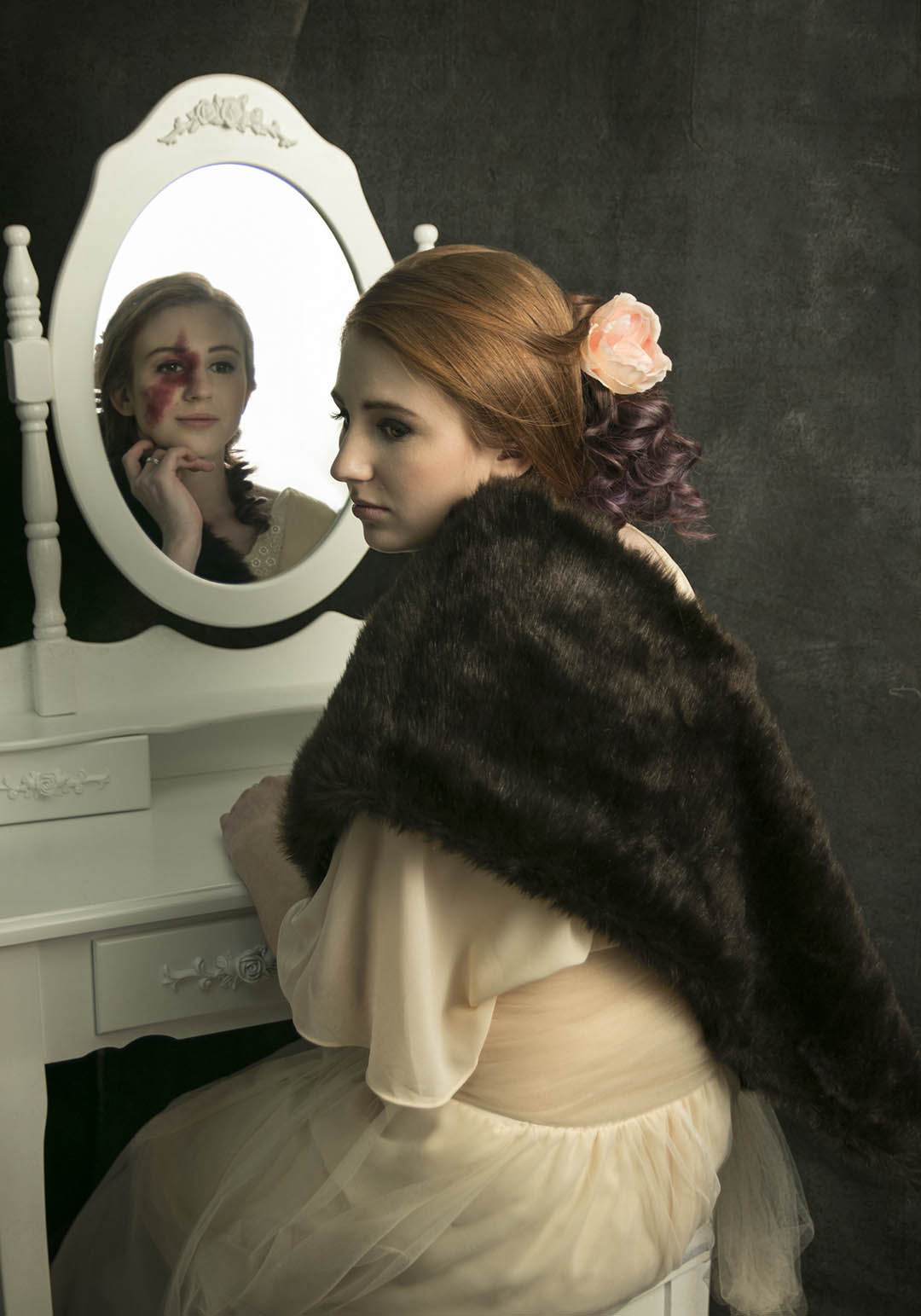 Bild zeigt eine junge Frau, die sich von ihrem Spiegelbild abwendet, weil sie nur ihren Makel sieht, nicht ihren Selbstwert